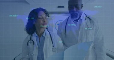 Tıbbi ekip tableti veri örtüleri ile kaydırırken dosyaya not alıyor. Tıbbi, takım çalışması, dijital, teknoloji, işbirliği, profesyonellik, sağlık