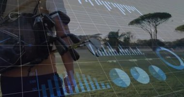 Kamera çerçeveli adam golf sahasında yürüyor, Salıncak ölçümlerini güncelleyen yüksek çözünürlüklü grafikler gösteriyor. Atletik, dijital, modern, açık hava, boş zaman, analiz, performans