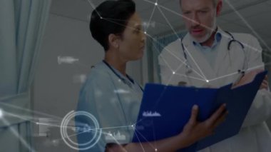 Tıbbi ekip hasta dosyasını doktora doğru çeviriyor ve tabloları analiz etmek için dijital kaplamayı etkinleştiriyor. Sağlık, işbirliği, teknoloji, teşhis, profesyonel, hastane, dijital