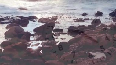 Kayalık kıyı şeridi dalgaları, berrak saat ile tur atıyor. Yüzü soluyor ve elleri dönüyor. Zamanı temsil ediyor. Kıyı, deniz manzarası, yansıma, minimalizm, sükunet, doğal, soyut