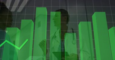 Doktor tablet tutarken ve ölçü tablosu ve grafik sağlık verilerini kontrol etmek için yükselirken el kol hareketi yaparken. Tıbbi, profesyonel, analitik, dijital, işbirliği, gelecekçi, klinik