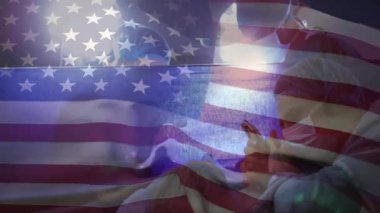 Anne teknoloji haberlerini kontrol etmek için akıllı telefonu kaydırıyor ve çocuğu okşuyor, hareketli bayrak soluyor. Aile, bakım, rahatlık, bağlanma, teknoloji, yurt içi, huzur