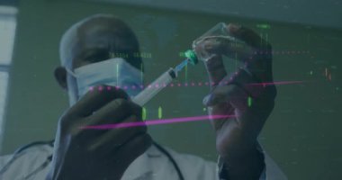 Doktor şırıngayı şişe tıpası ile hizaladı ve dozajı çizdi, tıbbi çizelgeler ortaya çıktı. Sağlık, tıp, laboratuvar, bilim, profesyonellik, teşhis, klinik