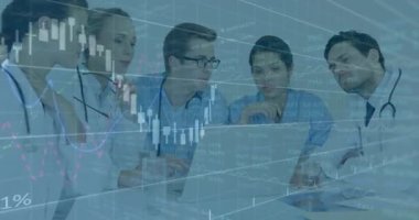 Tıbbi ekip dizüstü bilgisayara veri giriyor ve maliyet eğilimlerini gösteren animasyon finansal tabloları analiz ediyor. İşbirliği, analitik, takım çalışması, yenilik, sağlık teknolojisi, dijital, profesyonel