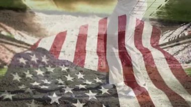 Erkek golfçünün sığınağa adım attığı ve yeşile nişan aldığı bayrak üstü örtülmüş. Vatanseverlik, spor, açık hava, eğlence, hassasiyet, teknik, doğa.