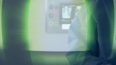 Cerrah ameliyathaneye giriyor, perdeyi ayarlıyor, düğme panelini etkinleştiriyor, LED hoparlörü emniyete alıyor, odaklanıyor. Klinik, hassasiyet, teknoloji, sağlık, yenilik, kısır, profesyonel