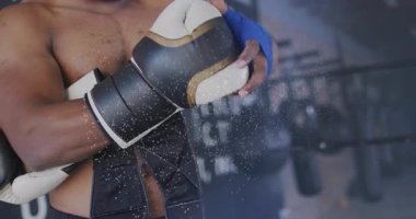 Boksör eldivene tebeşir serpiyor. Kablo kıvılcımları saçıyor. Grev yayı çiziyor ve ambalaj eğitimini sıkıyor. Atletik, güç, performans, teknik, fitness, dinamik, eğitim