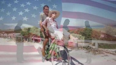 Bayrak dalgalanması ve siluetler ortaya çıkıyor. Çift bisiklet sahili gösteren pazarlama videoları. Macera, eğlence, arkadaşlık, açık hava, dinginlik, yaşam tarzı, manzara