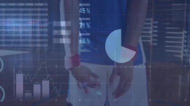 Spor analitiğini etkinleştiren kamera, basketbol oyuncusunun spor salonunda topu kaldırmasını gösteriyor. Sporcu, veri görselleştirme, spor performansı, fitness, teknoloji, motivasyon, yenilik