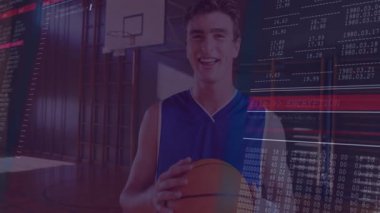 Basketbolcu topu tutarken kod kaydırma, şifreleme teknolojisini göstererek yoğunlaştırıyor. Sporcu, spor, dijital, siber güvenlik, teknoloji, performans, modern