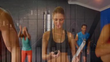 Kronometre zamanlama tuşuna basan fitness eğitmeni HIIT hareketleri yapan zamanlayıcı rehberlik grubunu canlandırdı. Eğitim, fitness, egzersiz, egzersiz, yoğunluk, motivasyon, spor