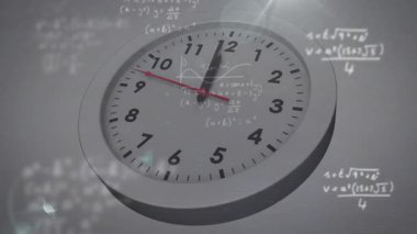 Saatin açılışı elleri geriye doğru döndürürken matematiksel sürüklenen mercekler zamanı geri sardığını gösteriyor. Zaman, fizik, gösteri, soyut, teknoloji, bilim, hareket