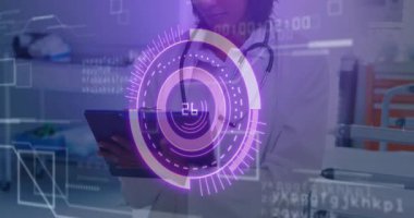 Kadın doktor tablet yetiştiriyor ve hasta ölçümlerini analiz ederken mor HUD verileri gösteriyor. Tıbbi teknoloji, dijital sağlık, yenilik, sağlık, fütürizm, klinik, analitik