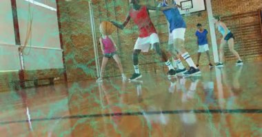 Genç saldırgan sahada top sürmeye başlıyor. Okları açık kulvara doğru takip ediyor. Atletik, takım çalışması, spor, enerjik, canlı, rekabet, fitness