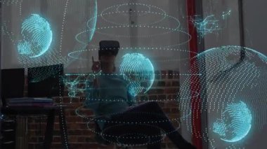 VR kulaklık takan ve veri analizi için kablo çerçevesini değiştiren bir teknisyen. Sanal gerçeklik, hologram, veri görselleştirme, daldırıcı teknoloji, gelecek, işbirliği, dijital arayüz