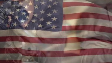 Taktik operatörü gözümüze tüfek doğrultuyor ve şeffaf Amerikan bayrağı ile ateş etmek için dürbün ayarlıyor. Ordu, hassasiyet, odaklanma, silah, eğitim, vatanseverlik, disiplin