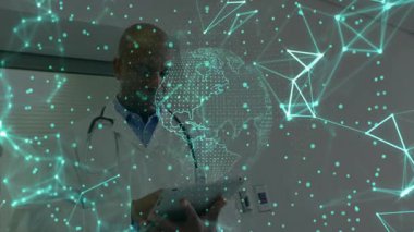 Erkek doktor tableti tıkırdatıyor ve tıbbi analiz için holografik dünya ağı gösteriyor. Teknoloji, sağlık, yenilik, teletıp, fütüristik, biyometrik, biyomedikal