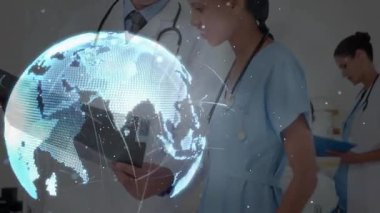 Tablet hemşiresinin ekranı göstermesi hastanede veri görüntüleme işlemini başlatıyor. Tıbbi, işbirliği, teknoloji, yenilik, sağlık, fütüristik, profesyonel