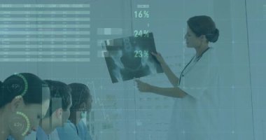 Tıbbi inceleme için kalça röntgeni çeken kadın eğitmen. Çizelgeleri güncelleyen animasyonlar. Tıbbi ekip, işbirliği, klinik eğitim, görsel veri, sağlık, mesleki gelişme, bilim