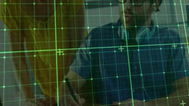 Çalışma arkadaşları masaya yaslanıyor ve tableti tıkırdatıyor, yeşil şebeke kaplamalı teknoloji tasarımını gözden geçiriyorlar. İşbirliği, dijital, yenilik, çalışma alanı, teknoloji, yaratıcılık, modern