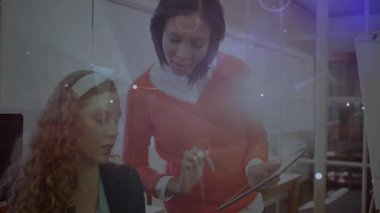 İş için tableti tıkırdatan ayakta duran kadın, akran anlayışına rehberlik eden canlandırma çizelgesi. İşbirliği, takım çalışması, modern, profesyonel, iletişim, ofis, dijital