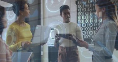 Meslektaşlar seçmeyi onaylarken, tablet AR menüsündeki teknik kurşun tıklatma stili başlangıç menüsünde. Güçlendirme, işbirliği, dijital arayüz, modernlik, yenilik, takım çalışması, teknoloji