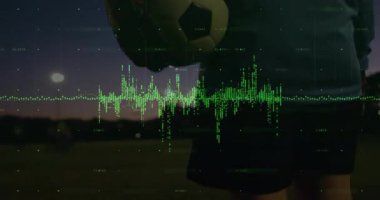 Yeşil dalga biçimi, koruyucu olarak eğik, projektörlerin altında eldivenli bir top gibi görünüyor. Atletik, spor, aksiyon, rekabet, enerji, dinamik, açık hava