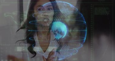 Cam duvarın önünde duran kadın konuşuyor, holografik küre oluşturuyor, teknolojik demo için dünyayı döndürüyor. Holografi, yenilik, dijital, fütüristik, iş, teknoloji, konferans