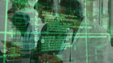 Acemi doktor laptopun anahtarlarını yeşil kaplama sürüklenirken tıbbî ekip analizde işbirliği yapıyor. İşbirliği, teknoloji, sağlık, yenilik, takım çalışması, profesyonel, modern