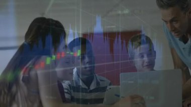 Erkek öğretmen öğrenci grubuna yaklaşıyor, dizüstü bilgisayar ekranını işaret ediyor ve hisse senedi grafiğini açıklıyor. Akıl hocalığı, işbirliği, eğitim, dijital öğrenme, sınıf çalışması, takım çalışması, yenilik