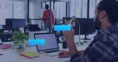 Laptop uyarısından sonra sohbet balonlarında el kol hareketi yapan bir ofis çalışanı, beyaz tahtaya yazı yazan bir meslektaşı. İşbirliği, iletişim, dijital, teknoloji, modern, üretkenlik, yenilik