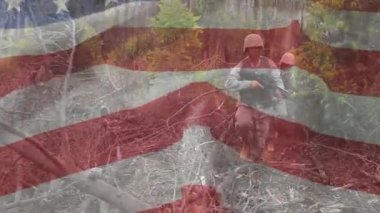 Savunma askerleri ormanda yürüyor. Yumruk kaldırıyor. Tüfek hedefine nişan almak için diz çöküp işaret veriyor. Askeri, taktik, vahşi doğa, kamuflaj, açık hava, takım çalışması, hazırlık