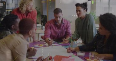 Ekip, işe başlama planını gözden geçirecek. Çıktıları ve tableti gösteren adam. İşbirliği, beyin fırtınası, ofis, takım çalışması, tartışma, profesyonel, yaratıcı