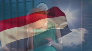 Basketbolcu parmak ucunda dönen top, zıplayan, bayraklı gökyüzü örtüsüyle koltuk altında kıvrılan. Atletik, enerjik, odaklanmış, canlı, spor, hareket, açık hava