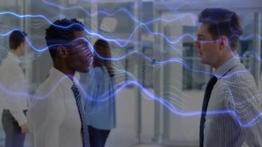 Ofis çalışanları, artan mavi dalgalarla birlikte verileri yoğunlaştıran mühürlü bir el sıkışmayla karşı karşıya. İşbirliği, iletişim, takım çalışması, profesyonel, modern, kurumsal, bağlantı