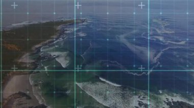 Saydam dijital ızgara kıyı şeridi üzerinde kayboluyor, kayan hatlar ve titreşen düğümler hatları tarıyor. Denizcilik, teknoloji, fütüristik, haritalama, navigasyon, keşif, soyut