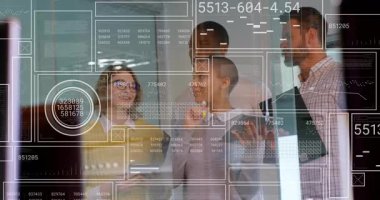 İşaretçi kadın cam levhaya çizim yapıyor ve meslektaşları analiz için UI 'yı güncelliyor. İşbirliği, veri görselleştirme, modern çalışma alanı, dijital arayüz, takım çalışması, yenilik, profesyonel