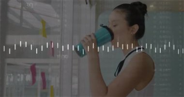 Ofis profesyoneli, tazelemek için deniz mavisi bardağı yudumluyor sonra gözlük takıyor ve pembe yapışkan notu seçiyor. Üretkenlik, beyin fırtınası, yenilik, çalışma alanı, odaklanma, işbirliği, modern