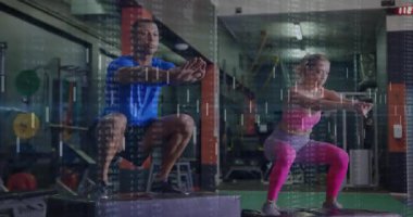 Antrenman partnerleri kontrplak kutularına atlayıp dizlerinin üstüne çöküp zıplıyorlar ve fitness için nabız atıyorlar. Eğitim, işbirliği, dinamik, atletik, güç, zindelik, dayanıklılık