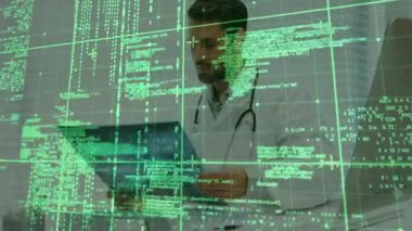 Doktor tıbbi verileri inceliyor, incelemek için yeşil kodlu panele doğru röntgen filmi seçiyor. Teşhis, teknoloji, sağlık, analiz, profesyonel, modern, bilimsel