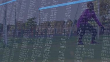 Gençlik kalecisi gelen görüntüleri tarıyor. Teknoloji kaydırma ve kaydetme golü atarken çömelmiş. Sporcu, spor, rekabet, dinamik, açık hava, adrenalin, dijital