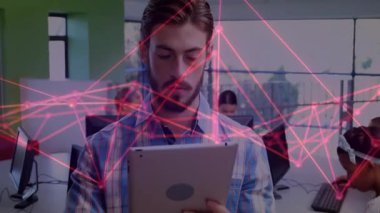 Elinde tablet tutan ve kırmızı ağı başlatan, laboratuvarda titreşen, daktilo kullanan öğrencileri gözlemleyen eğitmen. Teknoloji, eğitim, işbirliği, dijital, yenilik, sınıf, bağlantı