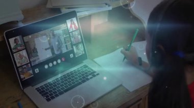 Çocuk öğrenci öğrenim oturumu için dizüstü bilgisayar açıyor, dijital kaplamalar arttıkça not alıyor. Eğitim, e-öğrenim, uzak, dijital, sınıf, öğrenim, iletişim