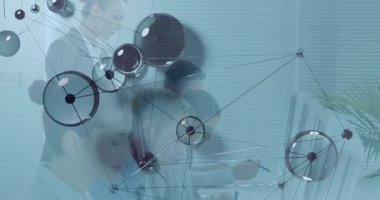 Bilim insanları başımızın üzerinde sürüklenen ağı gözlemliyor, laboratuvar veri akışı için cam pano ve tableti not ediyorlar. Teknoloji, yenilik, işbirliği, araştırma, analitik, fütüristik, laboratuvar