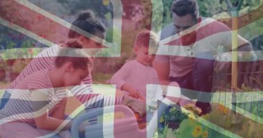 Aile terastan bahçeye taşınıyor malayla ekiliyor ve sulama tenekesiyle sulanıyor. Aile, açık hava, bahçe işleri, takım çalışması, yetiştirme, büyüme, eğitim