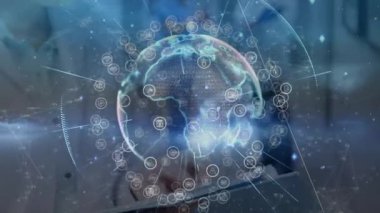 Koridordaki doktorlar tableti işaret ederek sağlık verilerini gösteren dönen dünyayı oluşturan ikonlar oluşturuyorlar. Teknoloji, sağlık, yenilik, veri görselleştirme, dijital, modern, işbirliği