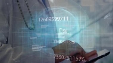 Holografik küre ve veri şebekelerini kullanarak koridordaki tablete dokunan erkek doktor. Sağlık, yenilik, dijital, veri, teknoloji, bilim, profesyonellik