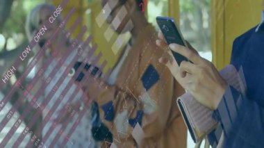 Otobüs durağında akıllı telefonları dinleyen, animasyon finans grafikleri çizen, piyasaları izleyen kadınlar. Kentsel, teknoloji, veri görselleştirme, modern, ifade, bağlantı, yaşam tarzı