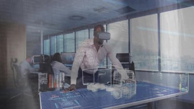 Mühendis VR kulaklığı takıyor ve 3D kablo dizaynını meslektaşı olarak verileri gözden geçiriyor. Teknoloji, yenilik, işbirliği, görselleştirme, dijital, fütüristik, profesyonel