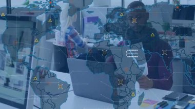 Adam çarşafları karıştırıyor ve kadın teknoloji dünyasının haritasını yazıyor ağ verilerini inceliyor. İşbirliği, takım çalışması, dijital, analitik, profesyonel, çalışma alanı, modern